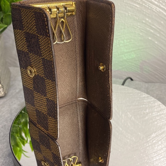 EUC🖤 Louis Vuitton key holder luxury item - Picture 5 of 5